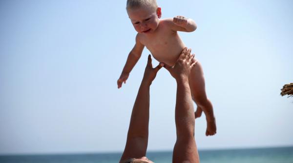 autoritatile vor sa elimine nivelul maxim al indemnizatiei pentru cresterea copiilor