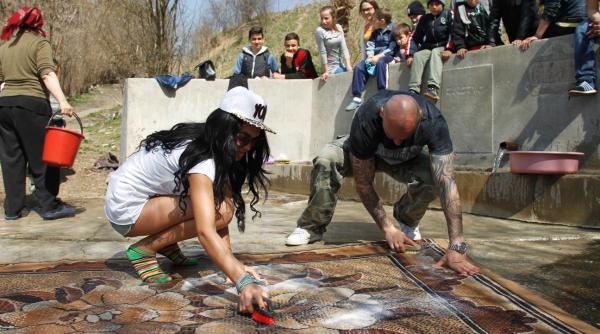 margherita din clejani si giani kirita se bat cu apa in timp ce spala un covor