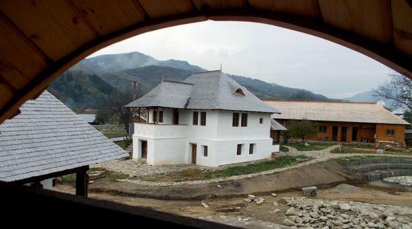 casa cu blazoane o adevarata casa boiereasca o gasim pe bancnota de 100 de lei