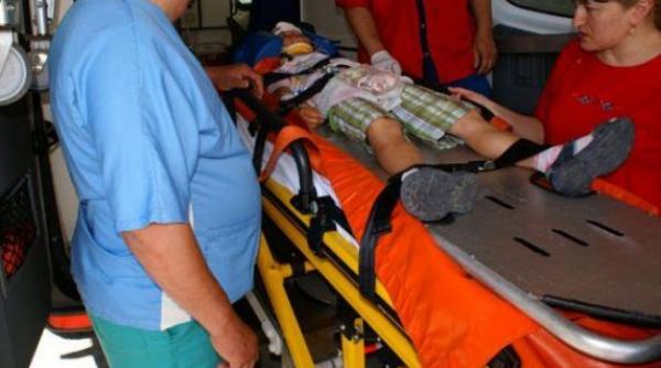 caz socant copil lovit in cap de o canapea aruncata de la etajul 2