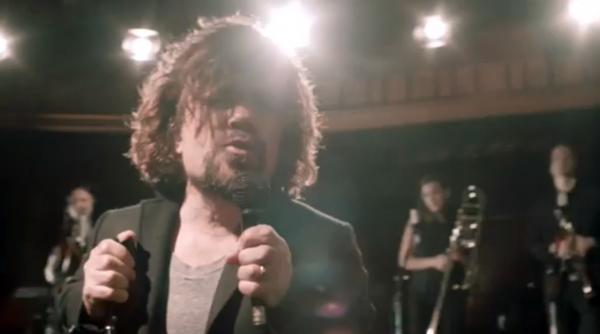 peter dinklage si cold play au inregistrat o melodie care parodiaza serialul game of thrones video