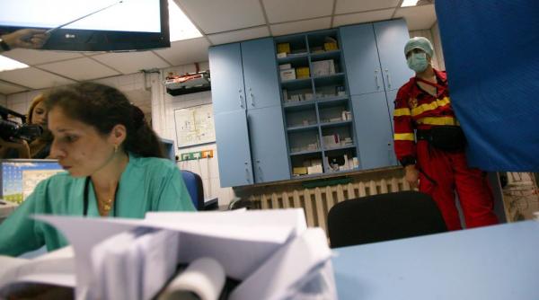 un doctor din 10 batut in spital