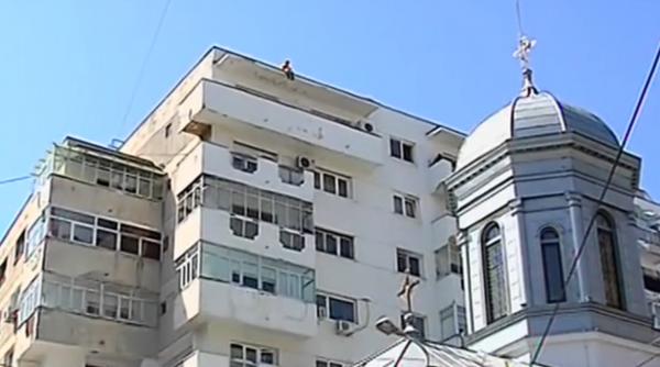 o femeie s a aruncat de pe blocul in care locuia dupa ce a stat pe acoperis peste 35 de ore