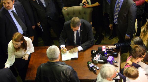 klaus iohannis si a lansat noua carte la bookfest