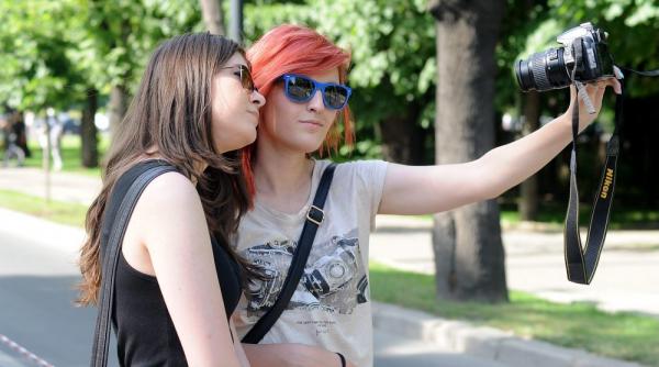 studiu cat timp petrec tinerele facandu si selfie uri