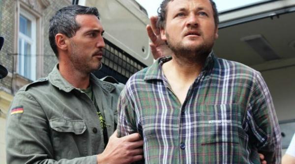 si a macelarit parintii pe mama a rastignit o pe tata l a injunghiat