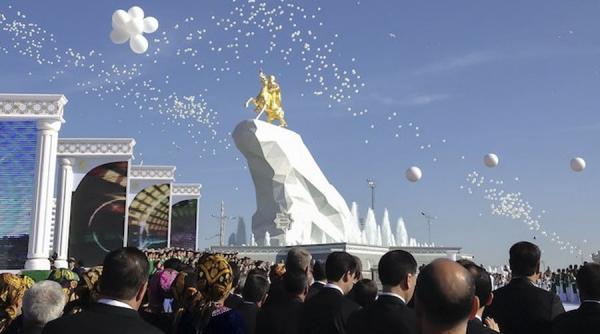 un cal pentru un presedinte statuie ecvestra aurita pentru presedintele turkmenistanului