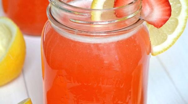 capsuna vedeta simandicoasa a fructelor ne imbie cu parfumul ei elixir din capsuni si lamiie