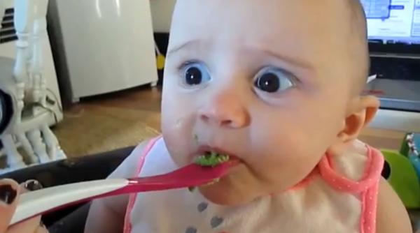 cum reactioneaza un bebelus cand mananca prima oara avocado video