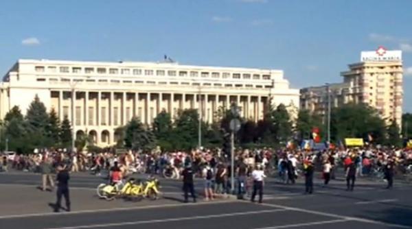 mii de angajati din administratia publica protesteaza in fata guvernului