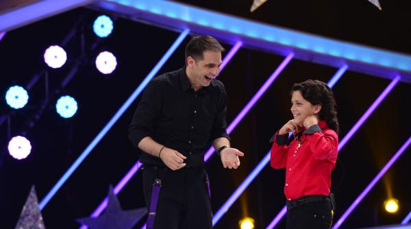 raul copilul fenomen al spaniei poarta la gat cadoul primit de la pepe