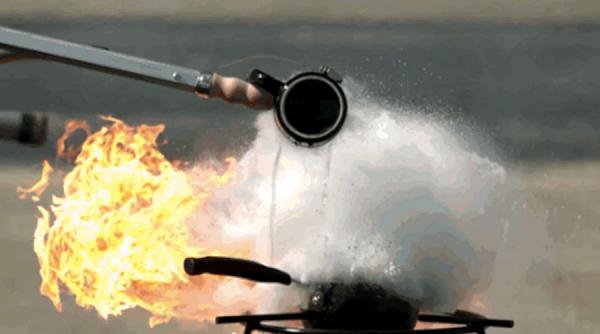 ce se intampla daca turnam apa peste o cratita cu uleiul care a luat foc video