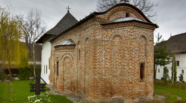 staretul manastirii cotmeana este cercetat sub control judiciar pentru purtare abuziva si distrugere