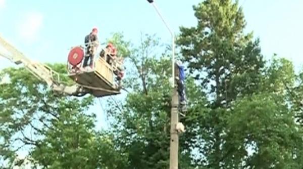 un barbat ameninta ca se sinucide in fata palatului cotroceni