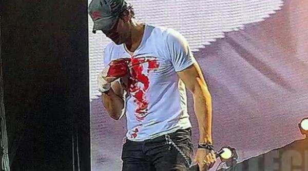 enrique iglesias ranit in timpul concertului din mexic