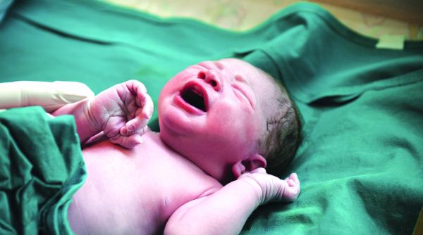 cordonul ombilical taiat mai tarziu avantaj pentru bebelus