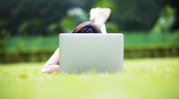 de ce nu trebuie lasati cei mici pe net