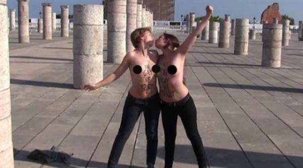 doua militante femen au fost expulzate din marocdupa ce s au afissat in sanii goi video