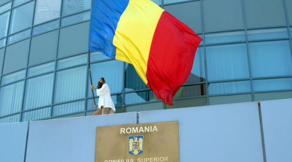 protest pe cladirea csm