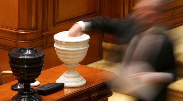 pensii speciale pentru functionarii parlamentari