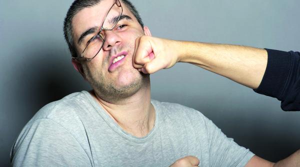 terapie cu pumni si injuraturi