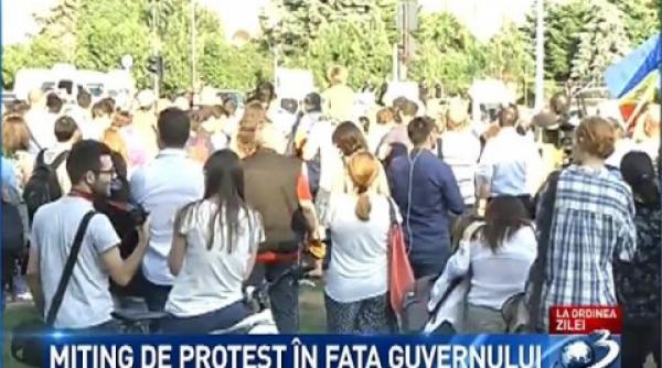 protest in fata guvernului aproximativ 200 de oameni cer demisia lui ponta