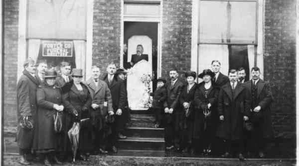 bizar fotografie de familie cu mortul in picioare raposate zambiti va rog