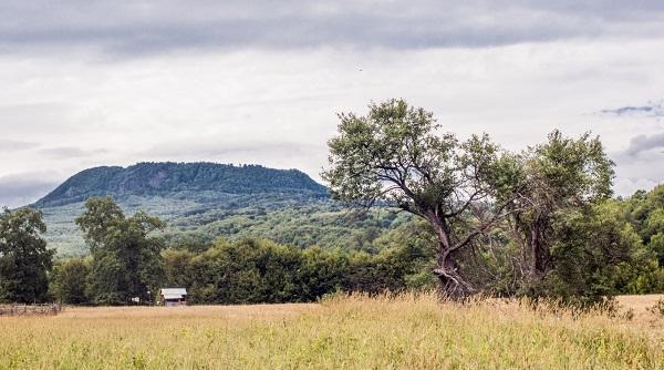 muntele sfant din maramures este interzis femeilor izvoare facatoare de minuni legende cu haiduci si pesteri pline de comori