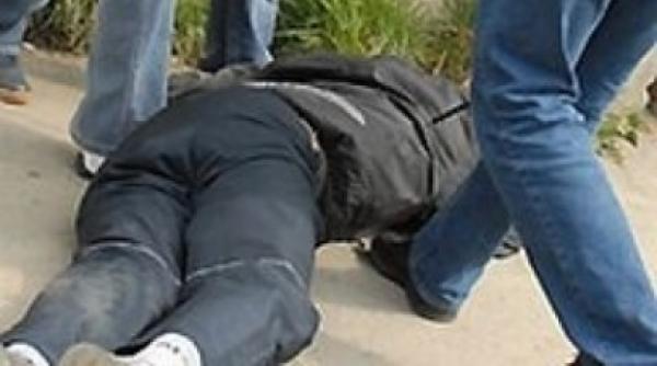 romance din paris prinse la furat si batute de niste chinezi