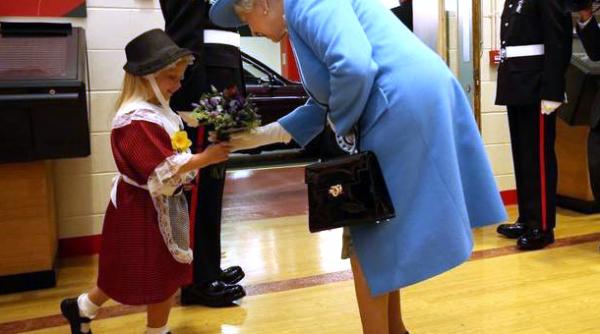 o fetita a fost lovita de un soldat dupa ce i a daruit flori reginei elisabeta a ii a video