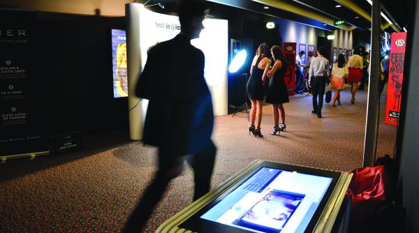 provocarea internautilor paseste in galaxia lichida