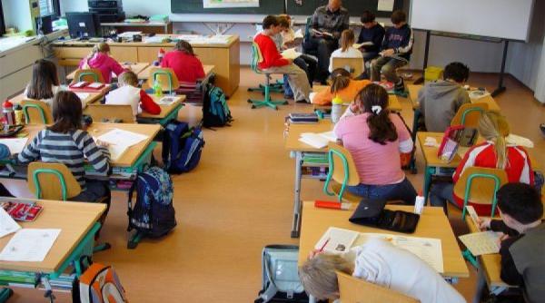 structura anului scolar 2015 2016 cursurile incep in 14 septembrie si se termina in 17 iunie cand sunt programate vacantele