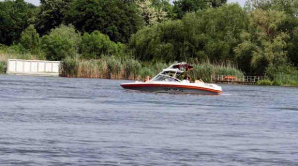 doua ambarcatiuni s au ciocnit pe lacul snagov 5 persoane au fost ranite si una e disparuta