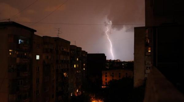 informare de instabilitate atmosferica incepand de duminica seara la nivelul intregii tari