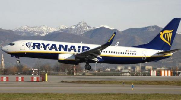 doi turisti au incercat sa opreasca un avion direct pe pista