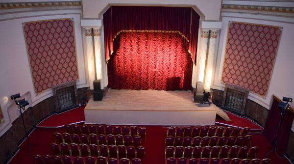 elisabeta un palat transformat in teatru