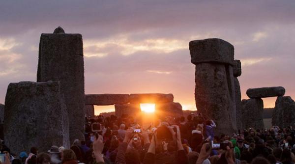 23 000 de oameni s au strans la stonehenge cu ocazia solstitiului