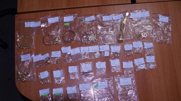 o femeie purta bijuterii de aproape un kilogram