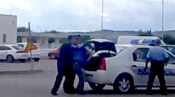 de ce niste politisti au bagat un om in portbagajul masinii lor explicatia este halucinanta video
