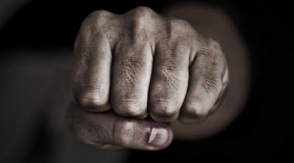 student bagat in coma cu un singur pumn in fata la o terasa din iasi