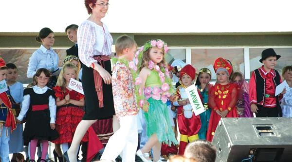 cum a iesit o comuna din pestera direct in secolul xxi