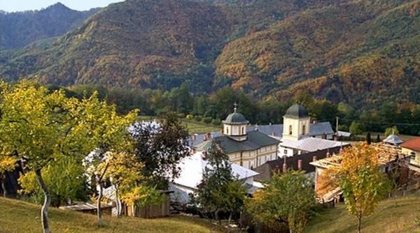 peste 2 000 de credinciosi sarbatoresc nasterea sfantului ioan botezatorul la manastirea frasinei