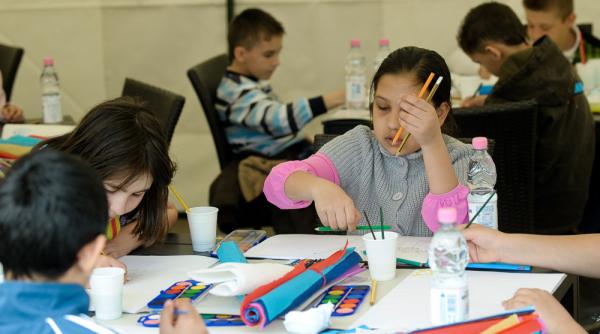 cursuri distractive pentru copii la scoala de vara de la palatul sutu