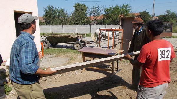 start pentru renovare la scoala prof dr ioan cerghi din harseni judetul brasov in cadrul proiectului ajuta un sat schimba o tara