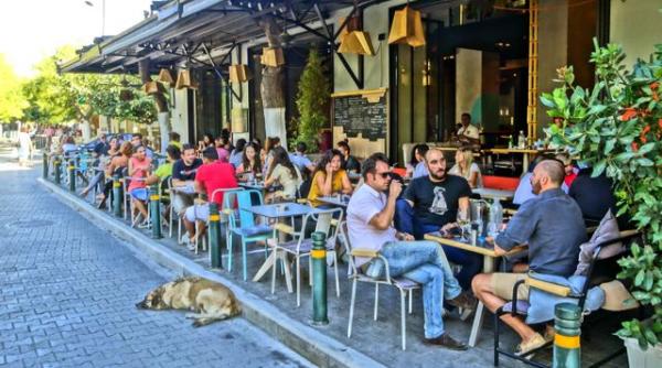 tragedia greaca se joaca sambata de la ora 14 turistii privesc alt film