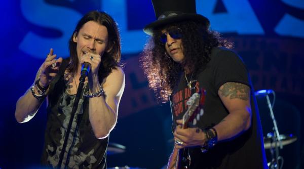 concertul slash din capitala hituri guns n roses solouri de chitara si confetti