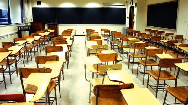 numarul candidatilor scade constant