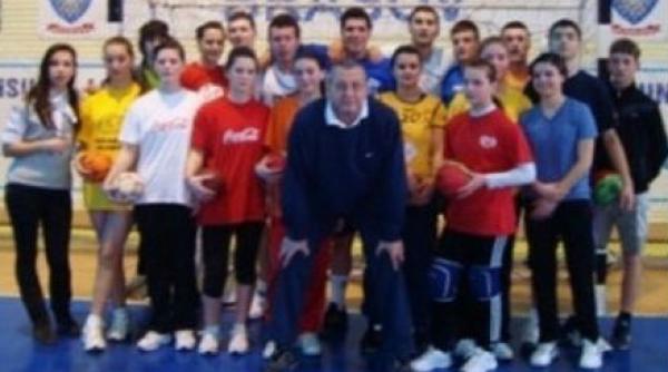 un antrenor de handbal isi abuza sexual jucatoarele minore