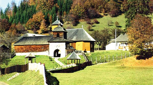turist pe urmele mioritei cultura traditie folclor si un strop de vin