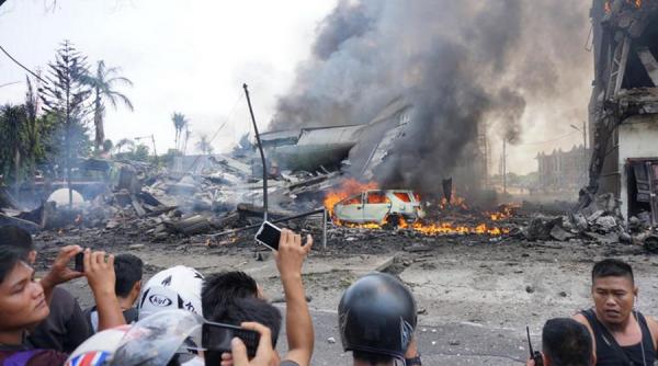 un avion hercules s a prabusit intr un oras indonezian